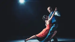 „SZÍVBAJOK ELLEN, KISASSZONY, SZEDJEN TANGÓT!”