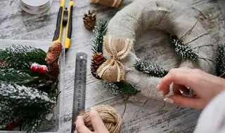 Adventi koszorúkötés