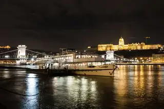 Városnéző hajókirándulás korlátlan ital fogyasztással (90 perces városnézéssel)