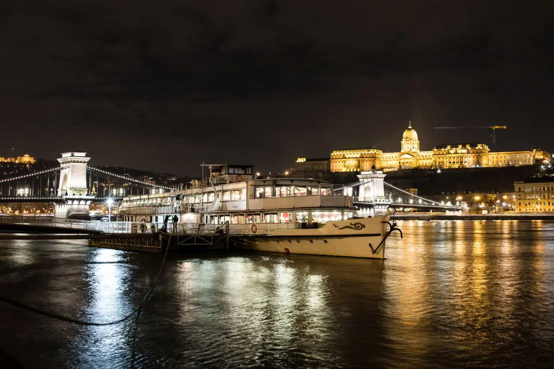 Városnéző hajókirándulás korlátlan ital fogyasztással (90 perces városnézéssel) — Akadémia kikötő (2. ponton), Budapest