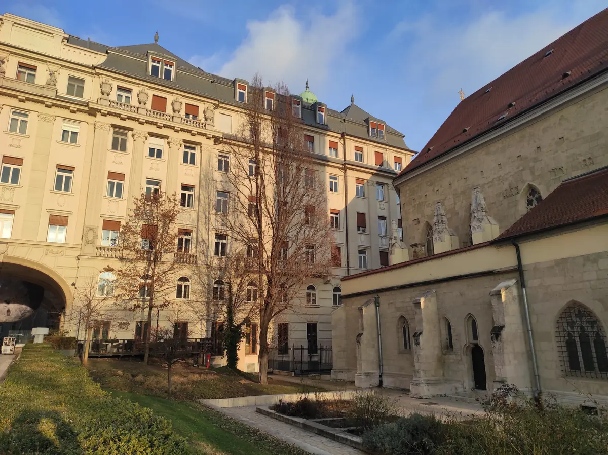 Pódiumbeszélgetés Hortobágyi T. Cirill OSB főapáttal és Zsódi Viktor SchP tartományfőnökkel — Sapientia Szerzetesi Hittudományi Főiskola, Budapest
