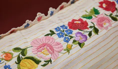 Virágok vetélkedése – tárlatvezetés a Tulipán & Zsálya kiállításban · Hagyományok Háza, Budapest