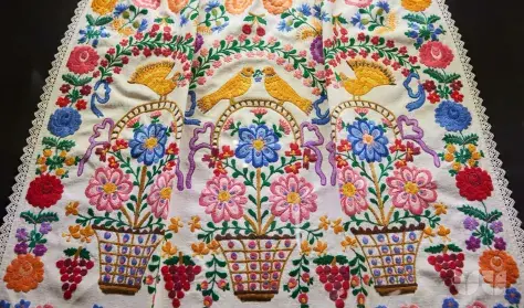 Mesélő kertek – folklór és élőszó a Tulipán és zsálya kiállításban tárlatezetés — Hagyományok Háza, Budapest