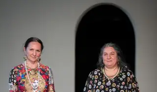 Romani rendhagyó tárlatvezetés a Tulipán & zsálya kiállításban