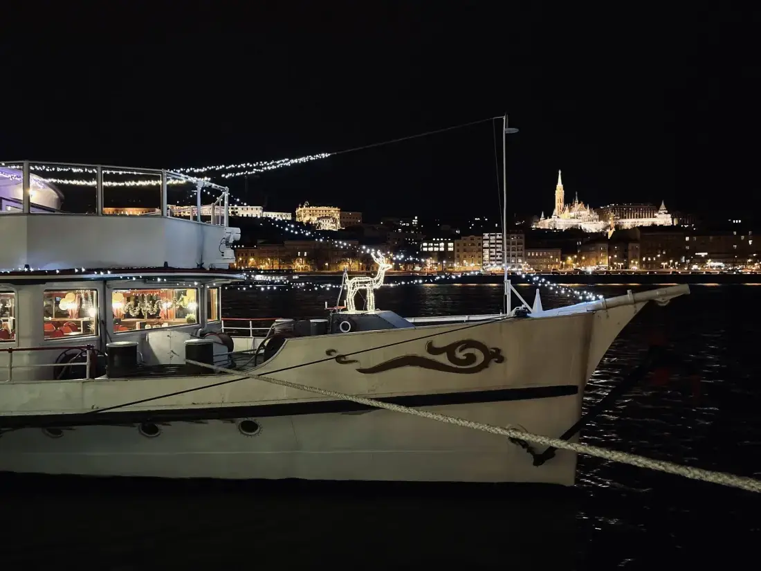 Karácsonyi hajózás kóstoló vacsorával és korlátlan italfogyasztással - 90 perces városnézéssel — Akadémia kikötő (2. ponton), Budapest