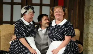 Az asszony körbejár