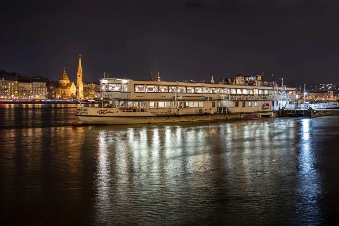 Sétahajózás a Dunán Üdvözlőitallal — Akadémia kikötő (2. ponton), Budapest