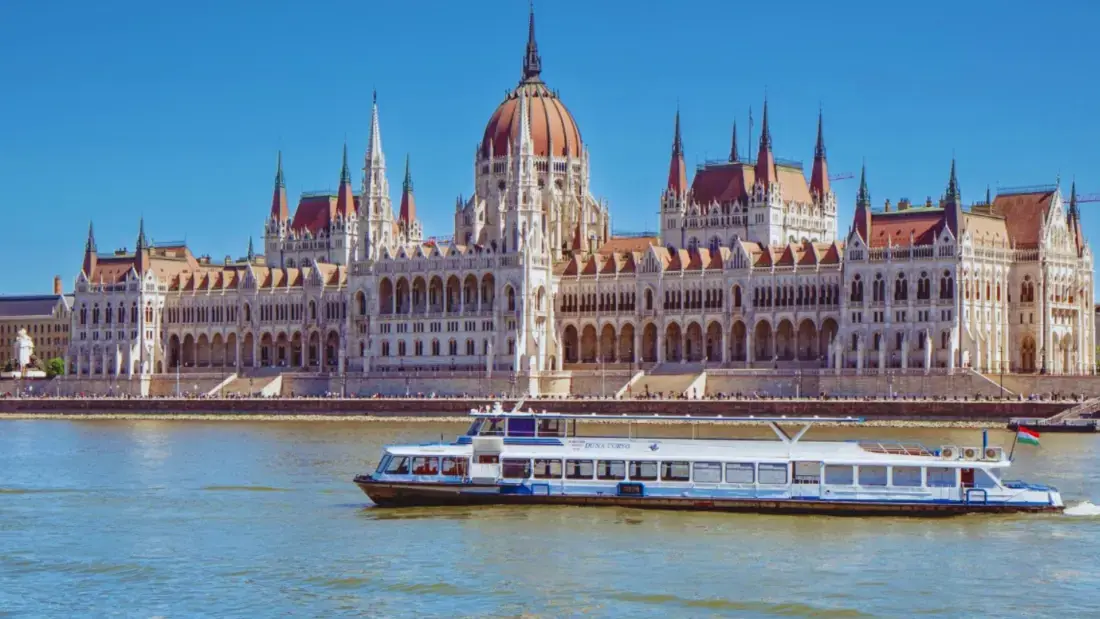 Hop-on városnéző hajózás Budapesten — Vigadó tér 5. kikötő, Budapest
