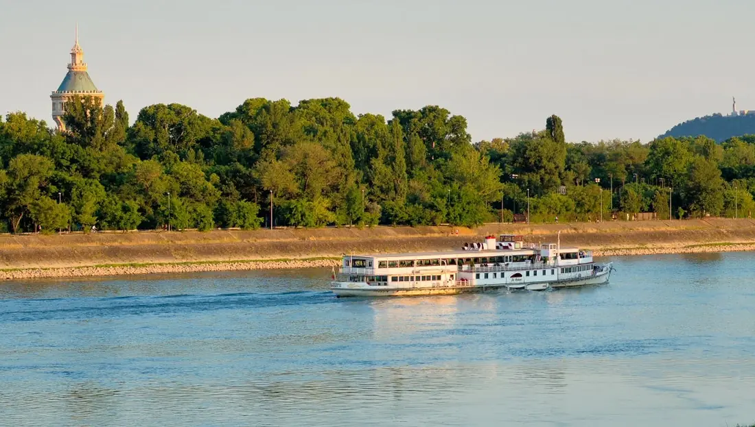 Városnézés a Dunáról hajókirándulással egybekötve — Akadémia kikötő (2. ponton), Budapest