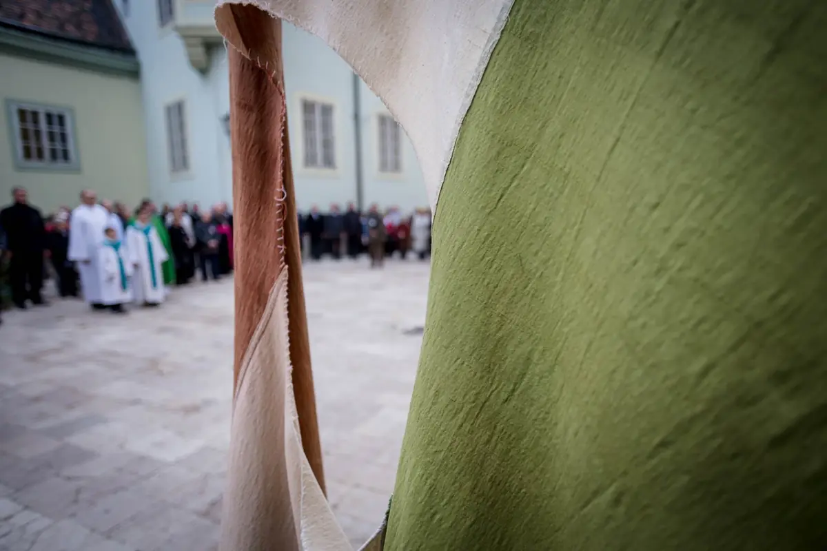 Ima nemzetünk hőseiért a Székesegyház emlékkeresztjénél – október 22. · Szent István Terem, Székesfehérvár