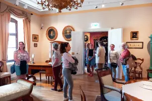 Rendszeres tárlatvezetés az Otthon a városban című kiállításban · Soproni Múzeum, Sopron