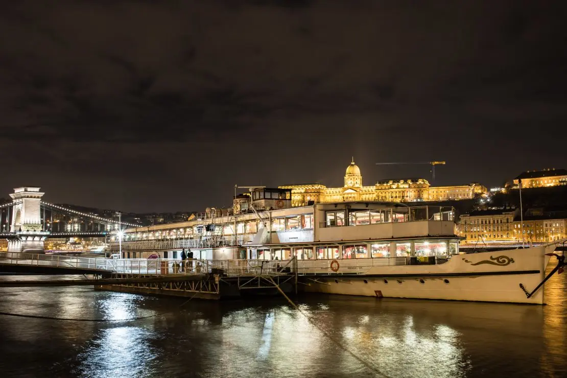 Magyaros Vacsora városnézéssel a Dunán · Akadémia kikötő (2. ponton), Budapest
