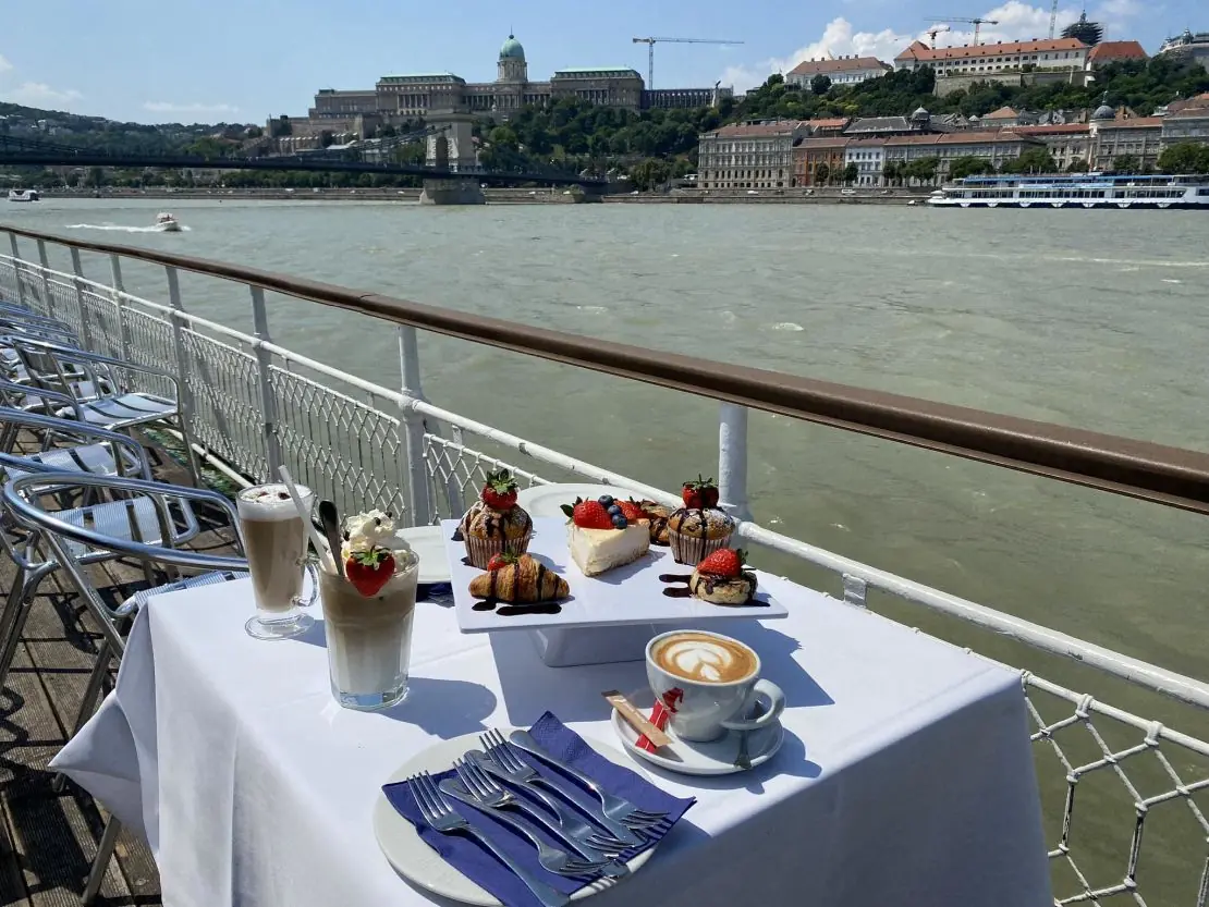 Városnéző sétahajózás kávéval · Akadémia kikötő (2. ponton), Budapest