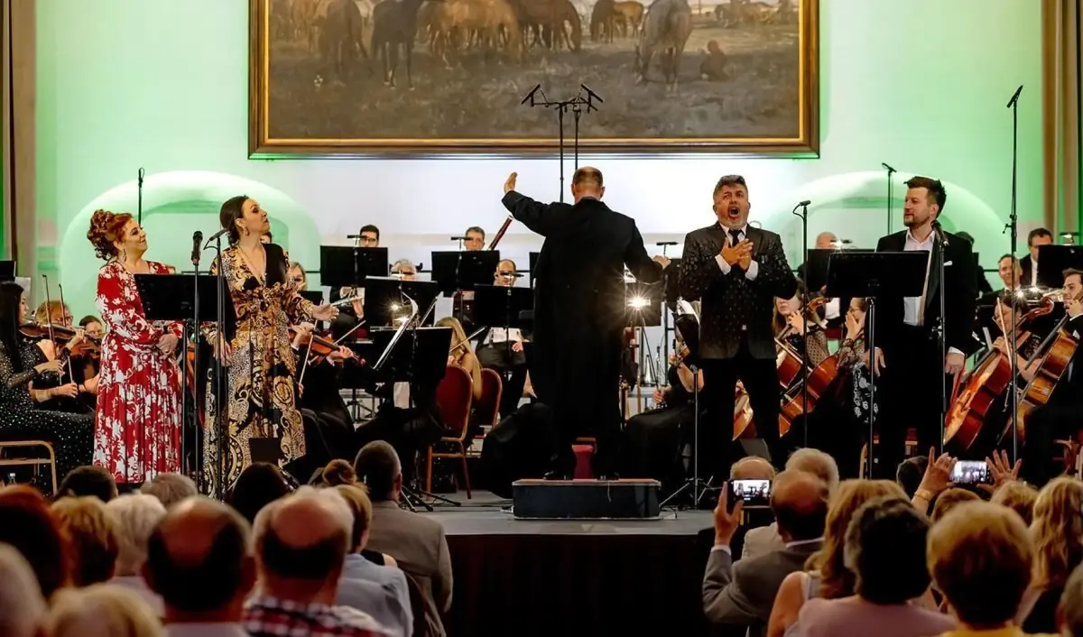 Journée des Héros - Hősök napja a Gödöllői Szimfonikusok gálahangversenye XXV. Jubileumi Gödöllői Li — Gödöllői Királyi Kastély, Gödöllő