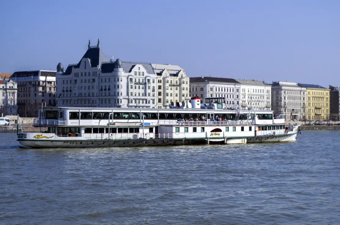 Nyári nappali sétahajó választható itallal — Akadémia kikötő (2. ponton), Budapest
