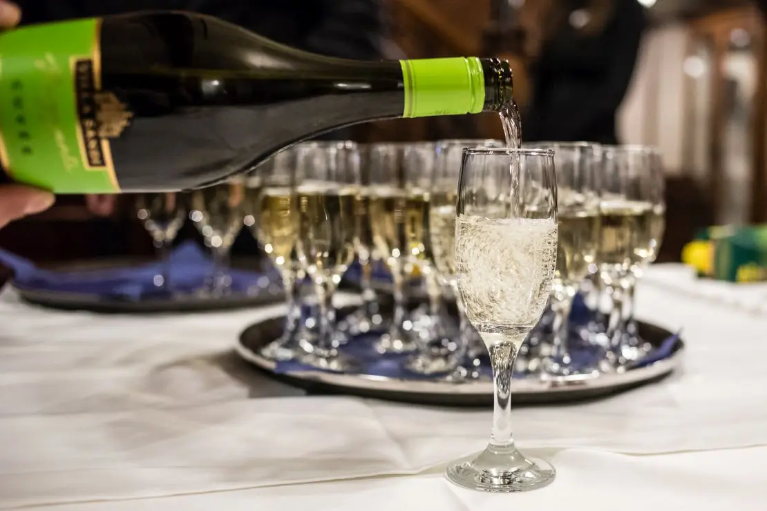 Városnéző hajókirándulás korlátlan Prosecco fogyasztással (90 perces városnézéssel) — Akadémia kikötő (2. ponton), Budapest