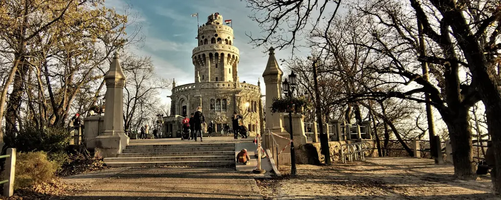 A Nap papjai - GY7 — Schüller út, Budapest