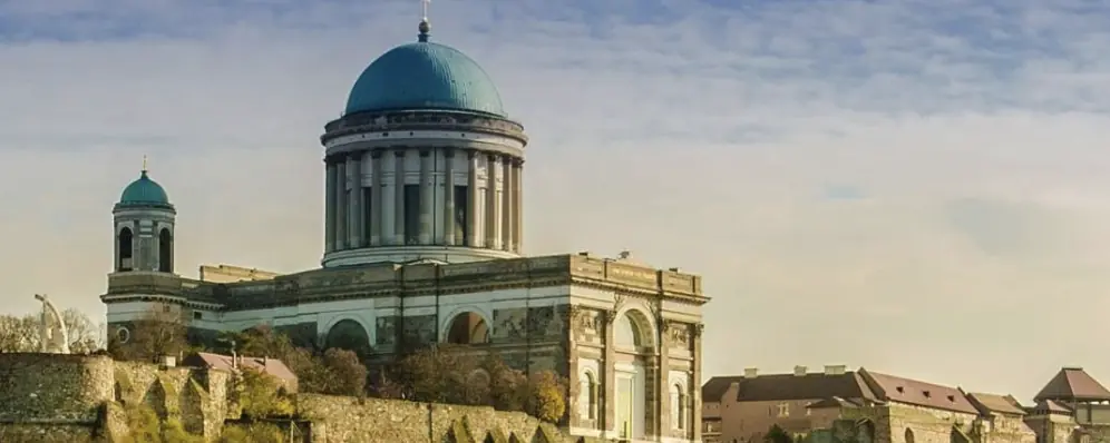 Esztergomi templomok - 15 — vasútállomás P+R parkoló, Esztergom