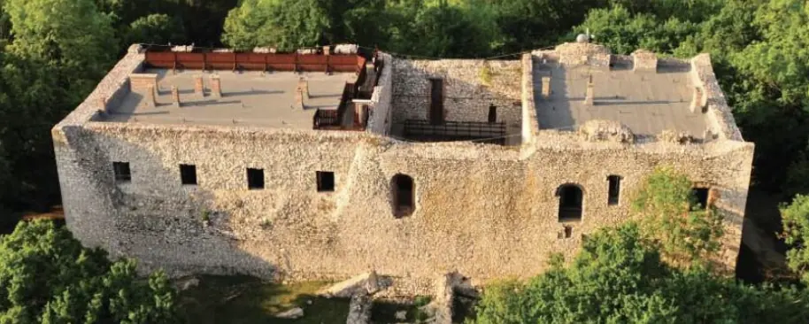 Hős vérrel szentelt Vértes - 25 / 45 — vasútállomás előtti parkoló, Oroszlány
