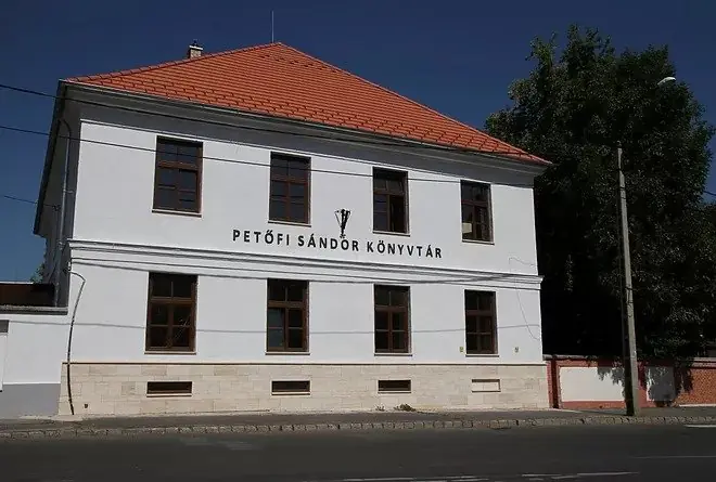 Játék a földgömbbel – egy ország, egy mese — Petőfi Sándor Könyvtár, Miskolc
