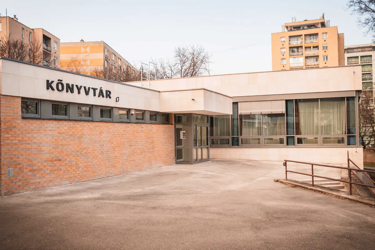 Színekbe zárt csend — József Attila Könyvtár, Miskolc