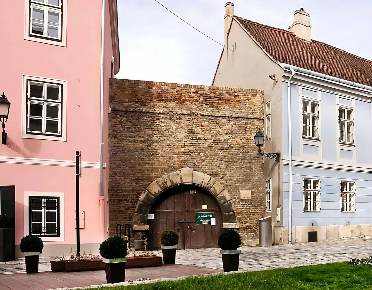 Várkazamata – Kőtár