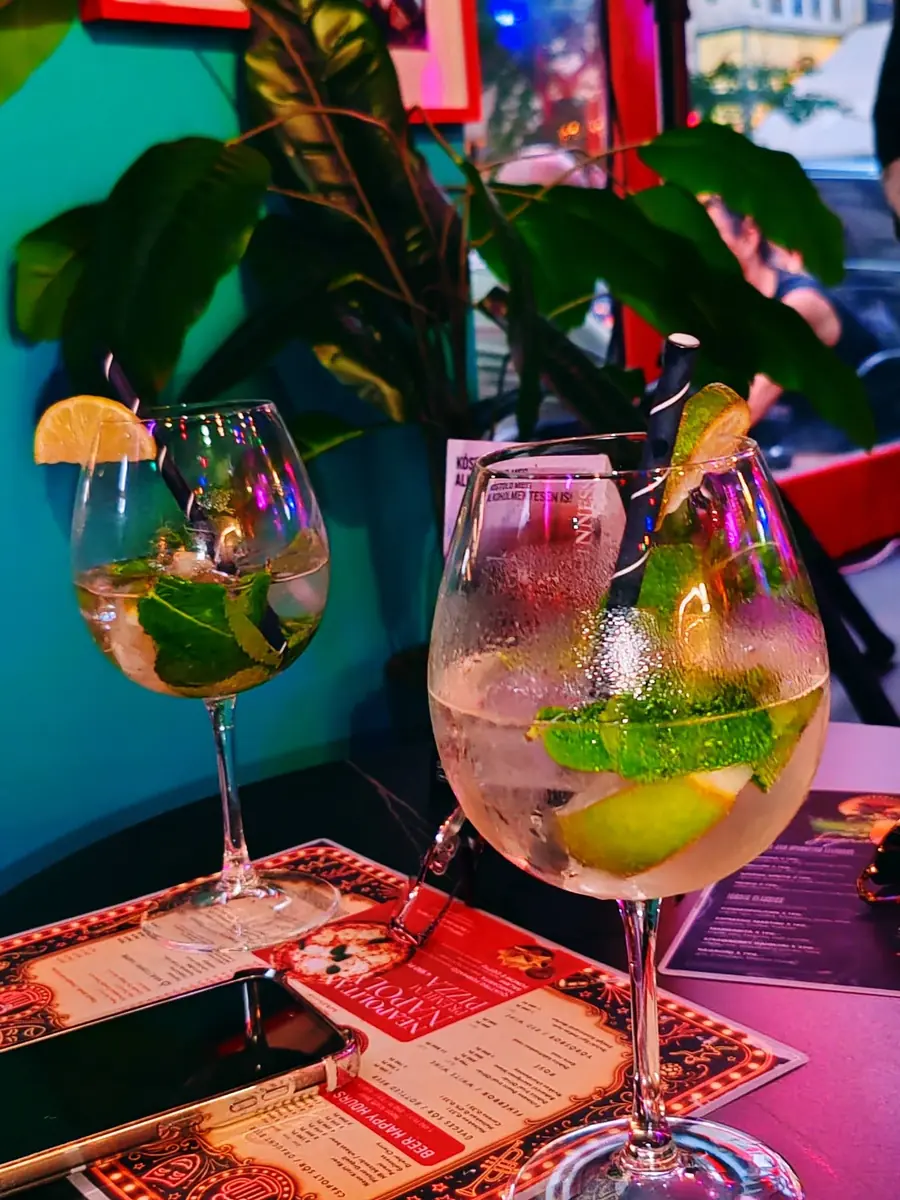 A REFRESHER bemutatja: kvízest a Vörös Neonban · Vörös Neon Cabaret Színház, Budapest